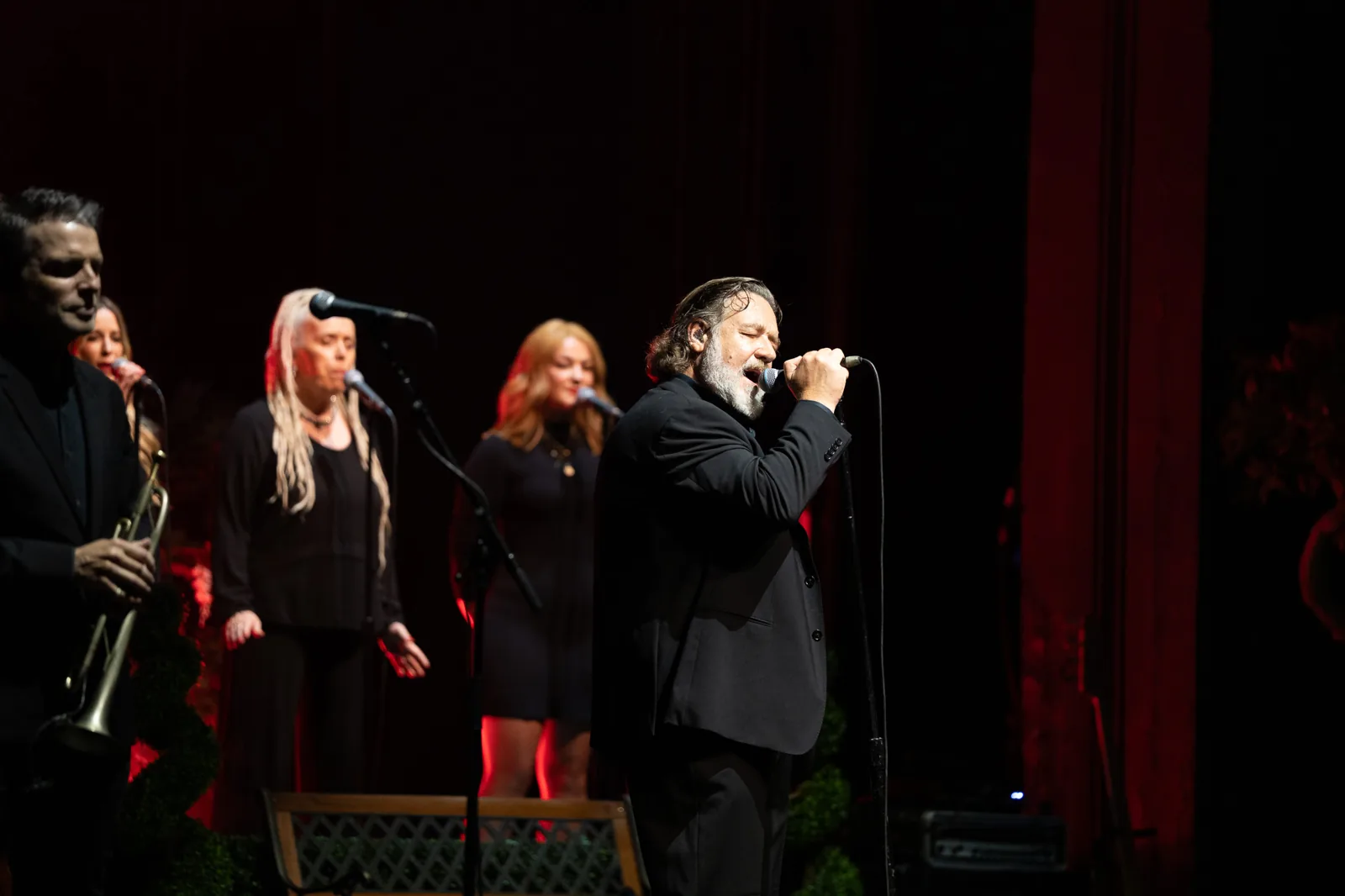 Russell Crowe i članovi benda Indoor Garden Party na pozornici