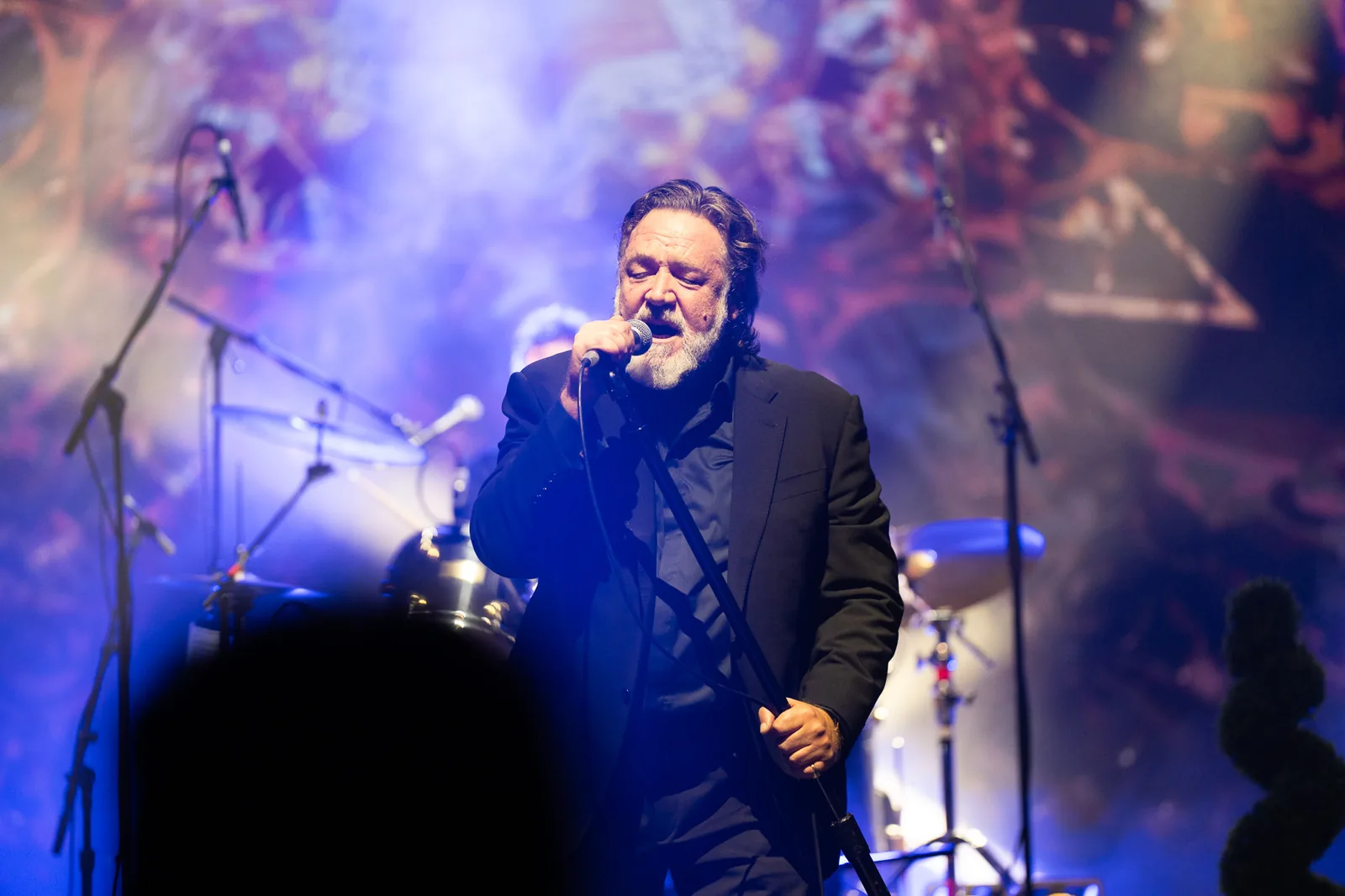 Russell Crowe pjeva pod plavim svjetlom